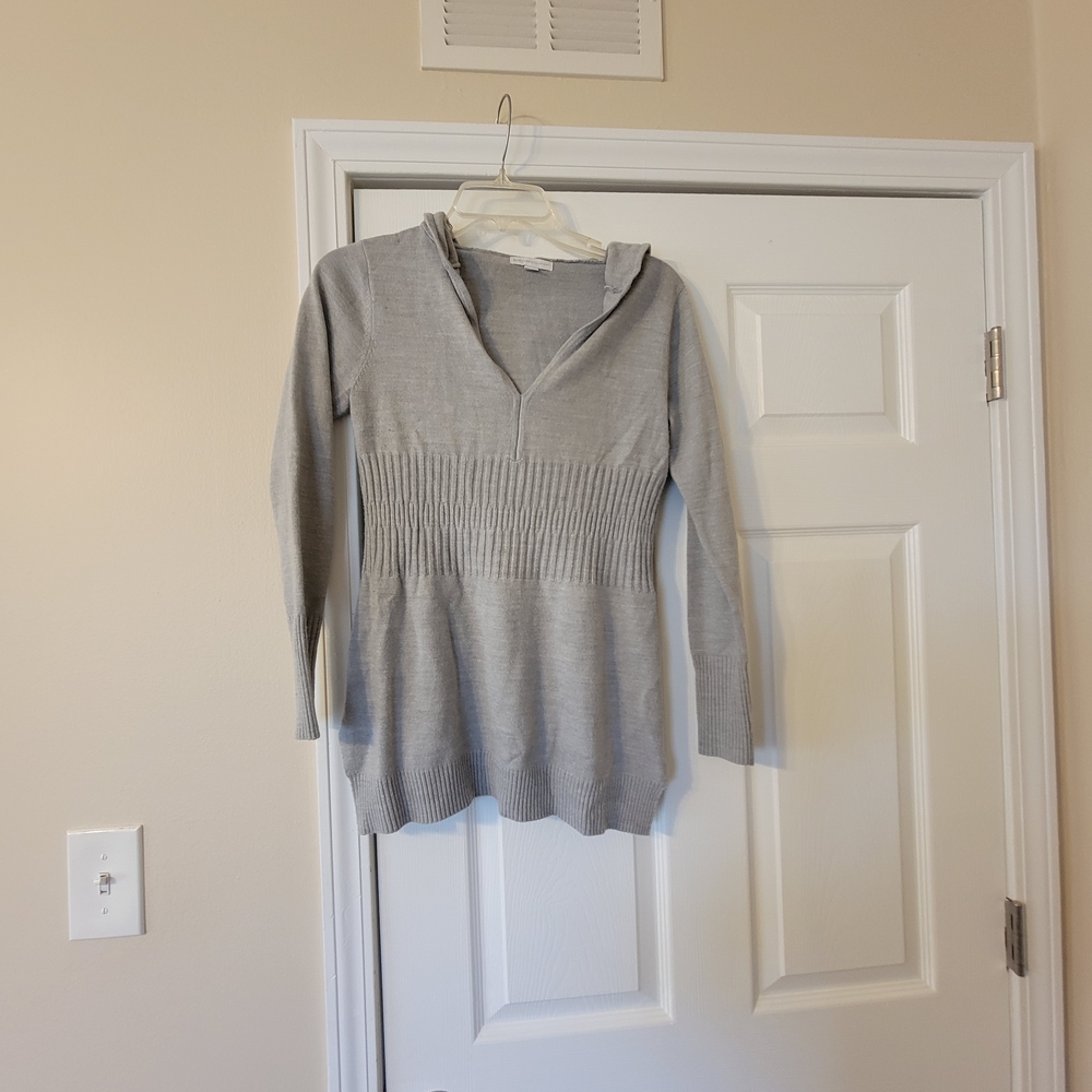 New York & Company V-Neck Long Sleeve Hooded Sweater Im Gray - Size XS